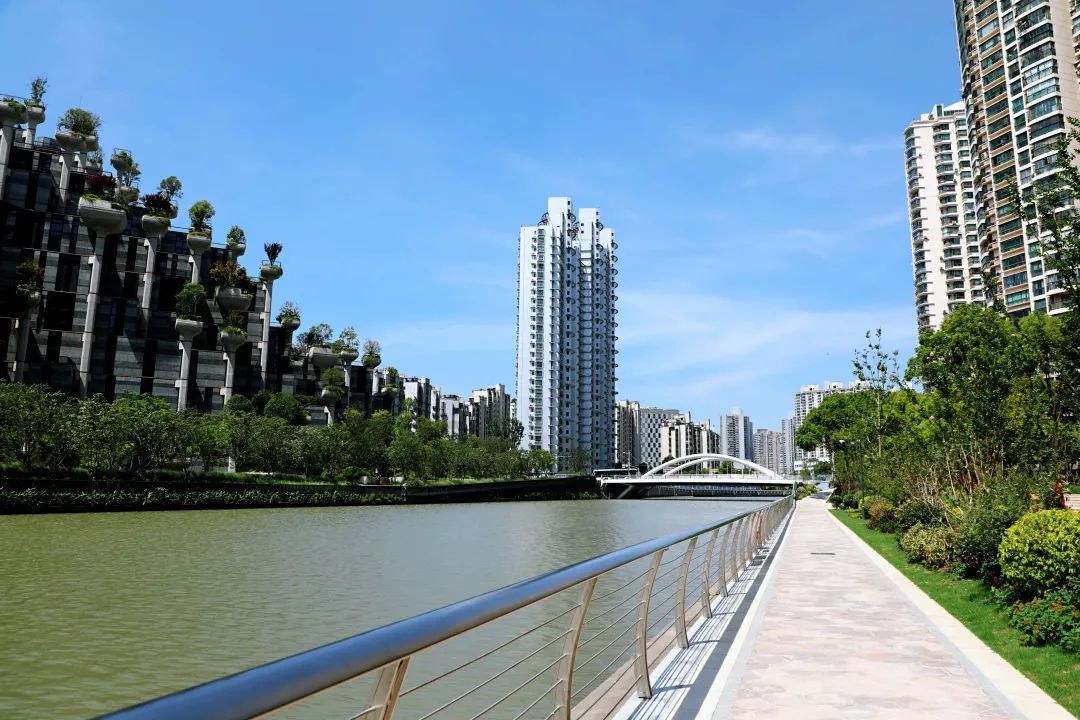近段时间,苏州河中远两湾城岸线贯通成为热点话题,也让宜川路街道成为