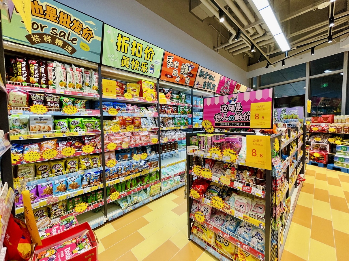 走进去,店面不算很大,品种还挺挺琳琅满目的,人气零食,网红饮料,进口