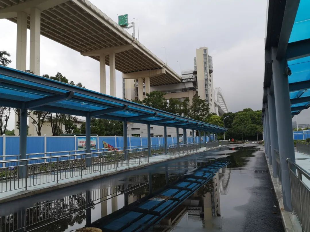 位于世博文化公园的长清北路公交枢纽目前已完成土建施工,进入项目