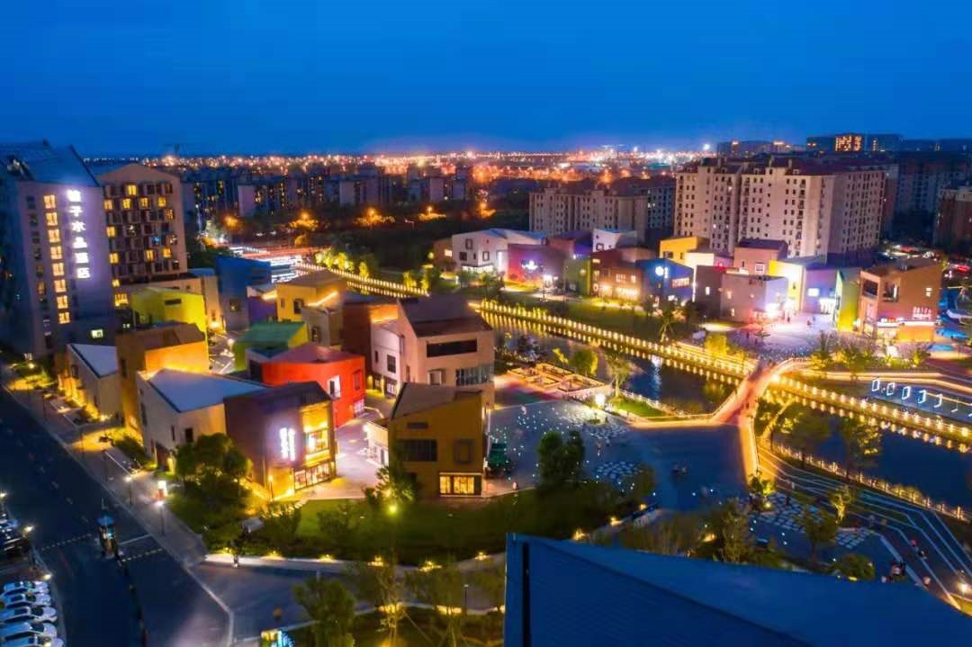 欧景小镇这个打卡新地标  明快的建筑色彩  也在灯火的辉映下  如同置