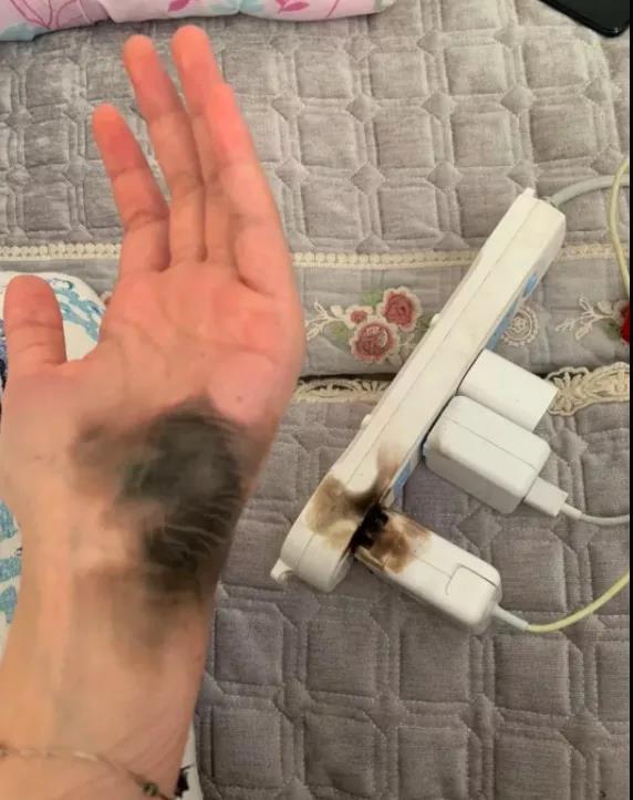 自己使用的是 原装的电脑充电器 平日使用时就有火花冒出 并且充电器