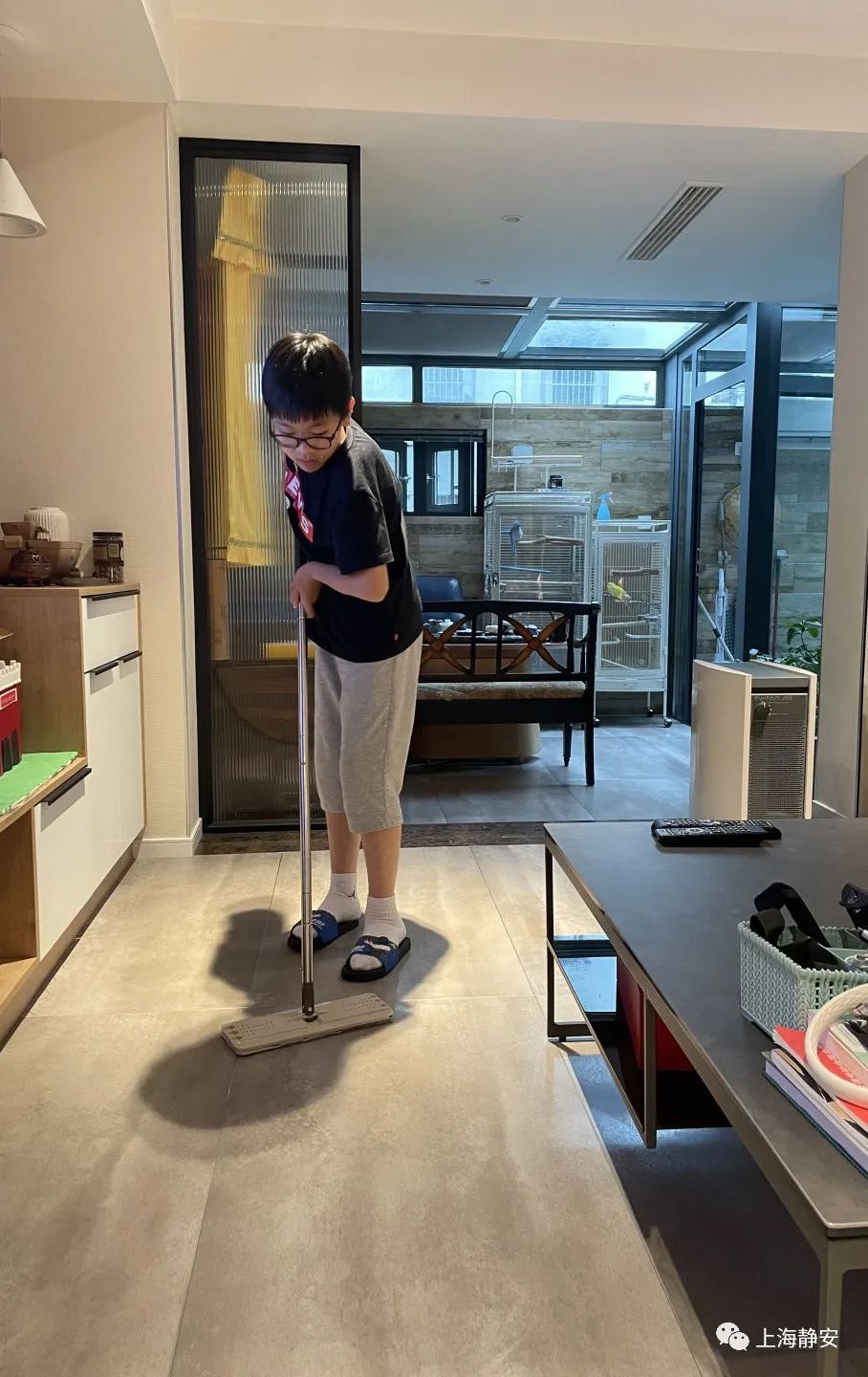 彭浦初级中学学生暑期争当家务劳动小能手