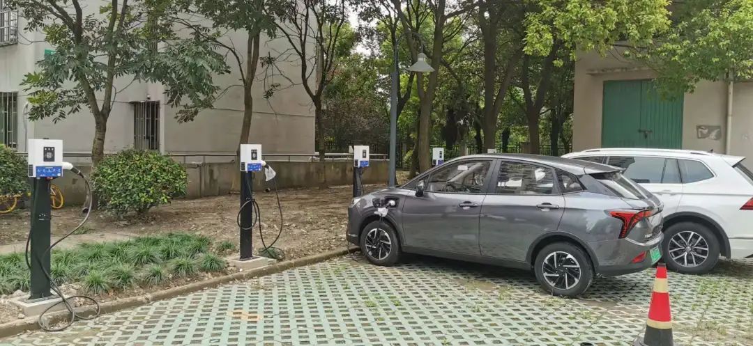 小区里多了充电桩,爱车安全充电有保障了!