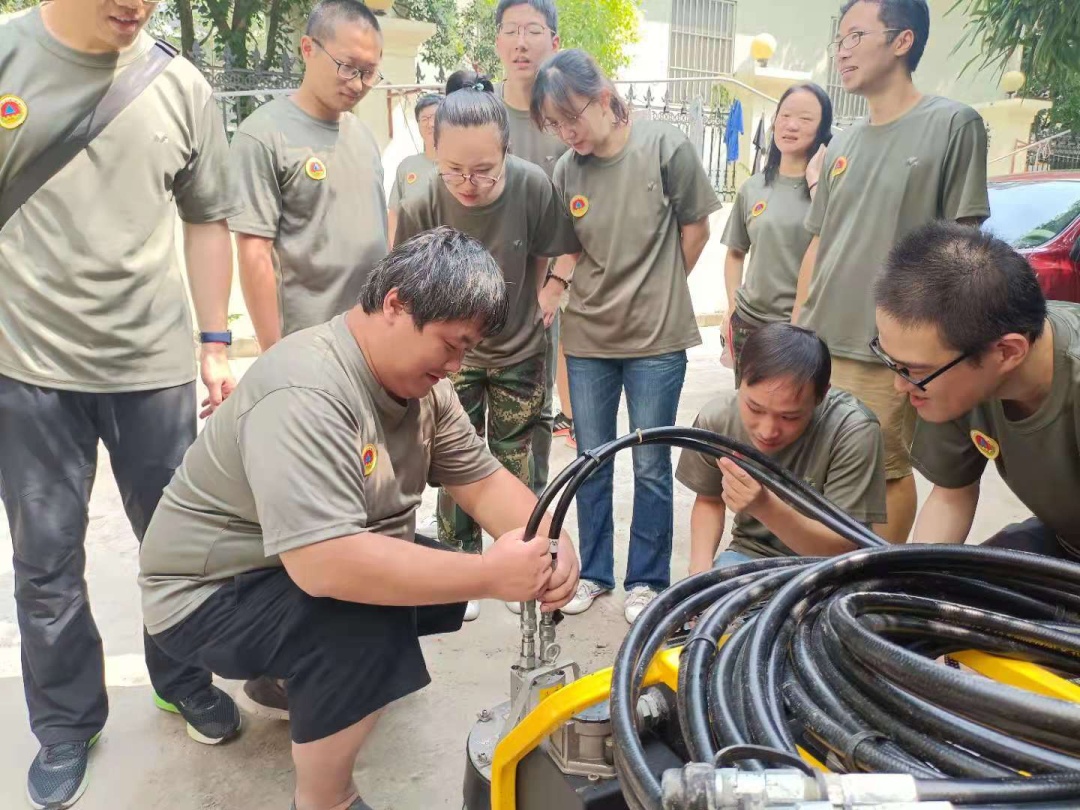 足浴时不超过60℃的热水直接浇