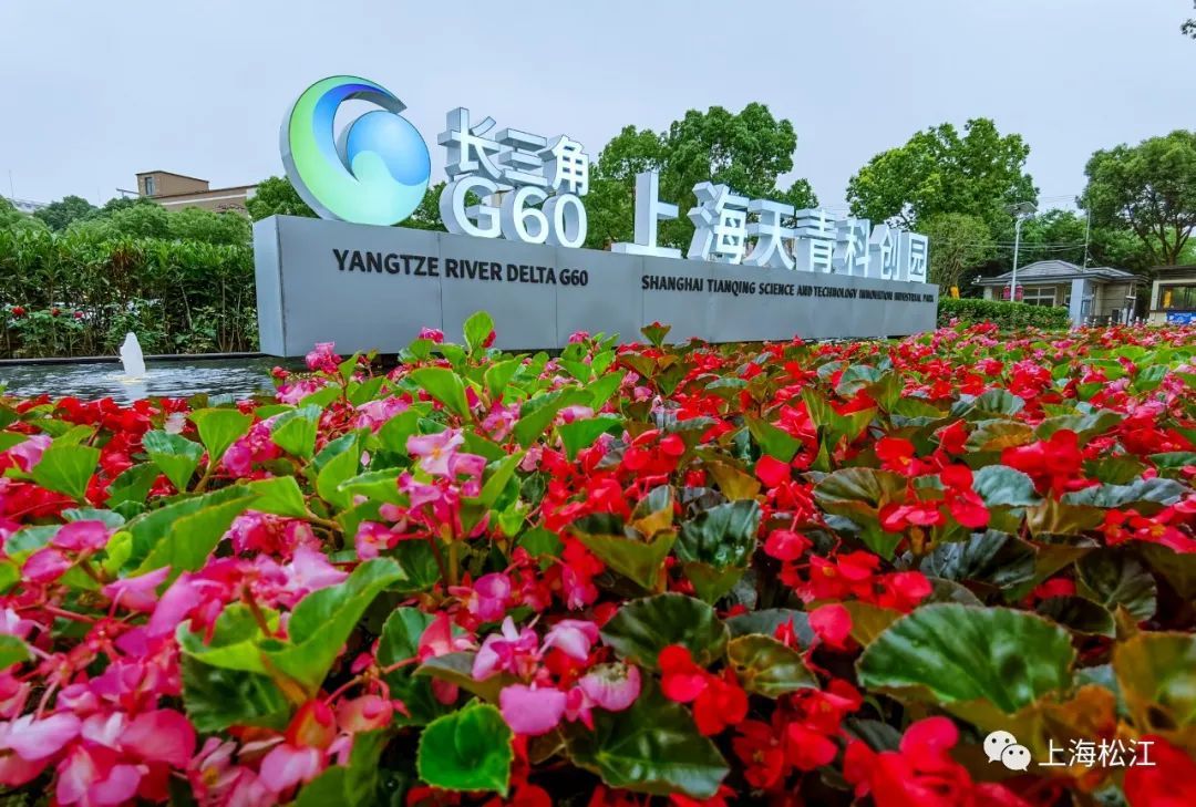 除了佩戴口罩,测量体温的防疫宣传外,还有爱心驿站和健康服务点的醒目