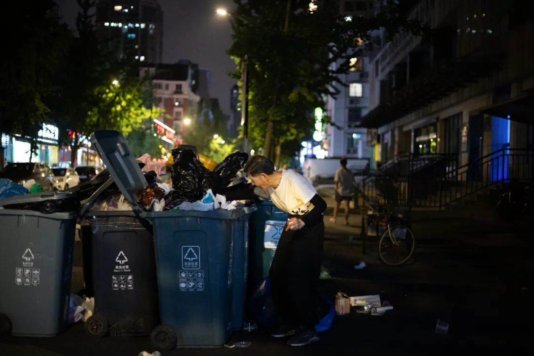 89岁退役军人深夜拾荒近10年,为做这件事!