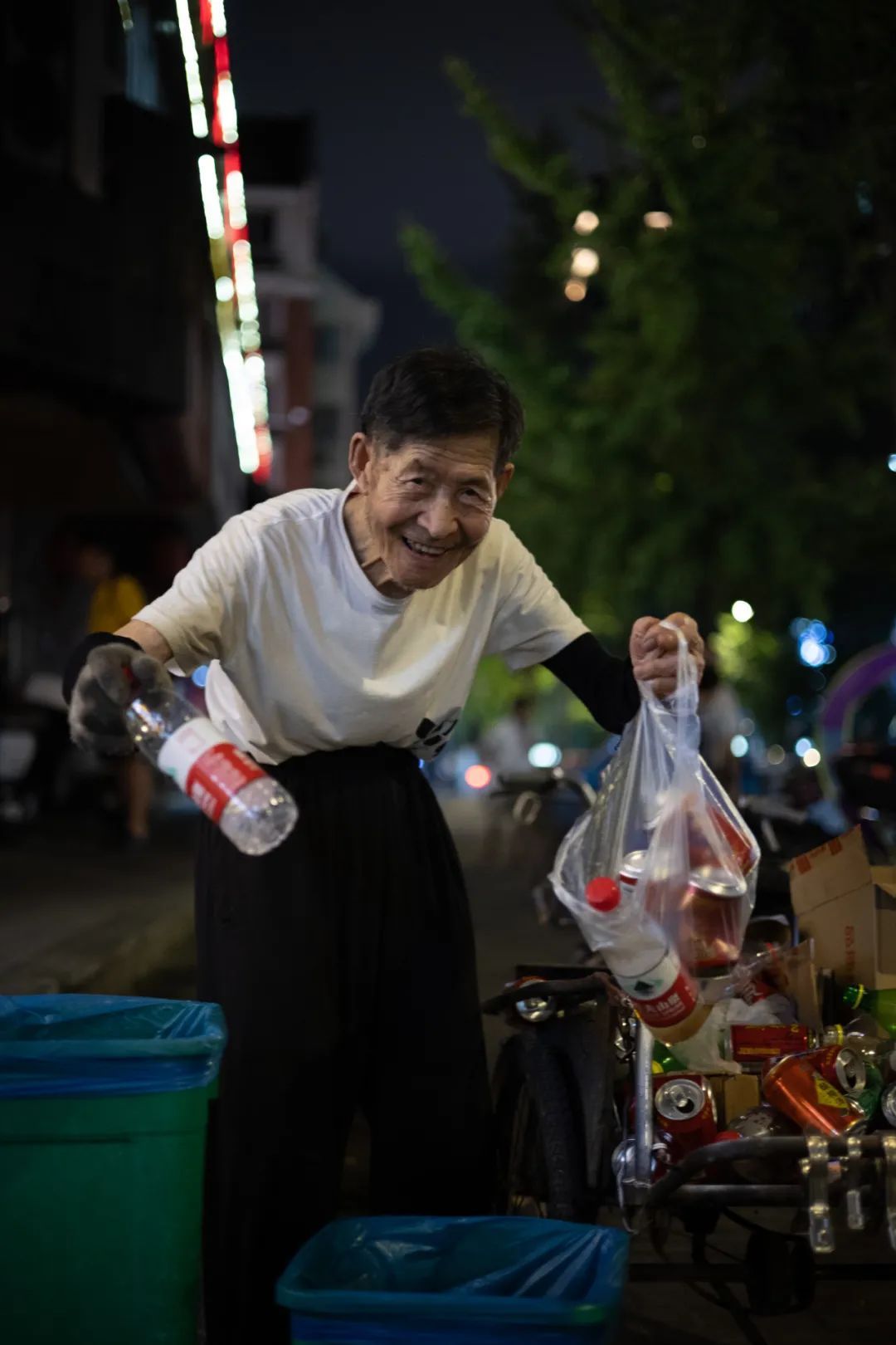 89岁退役军人深夜拾荒近10年,为做这件事!