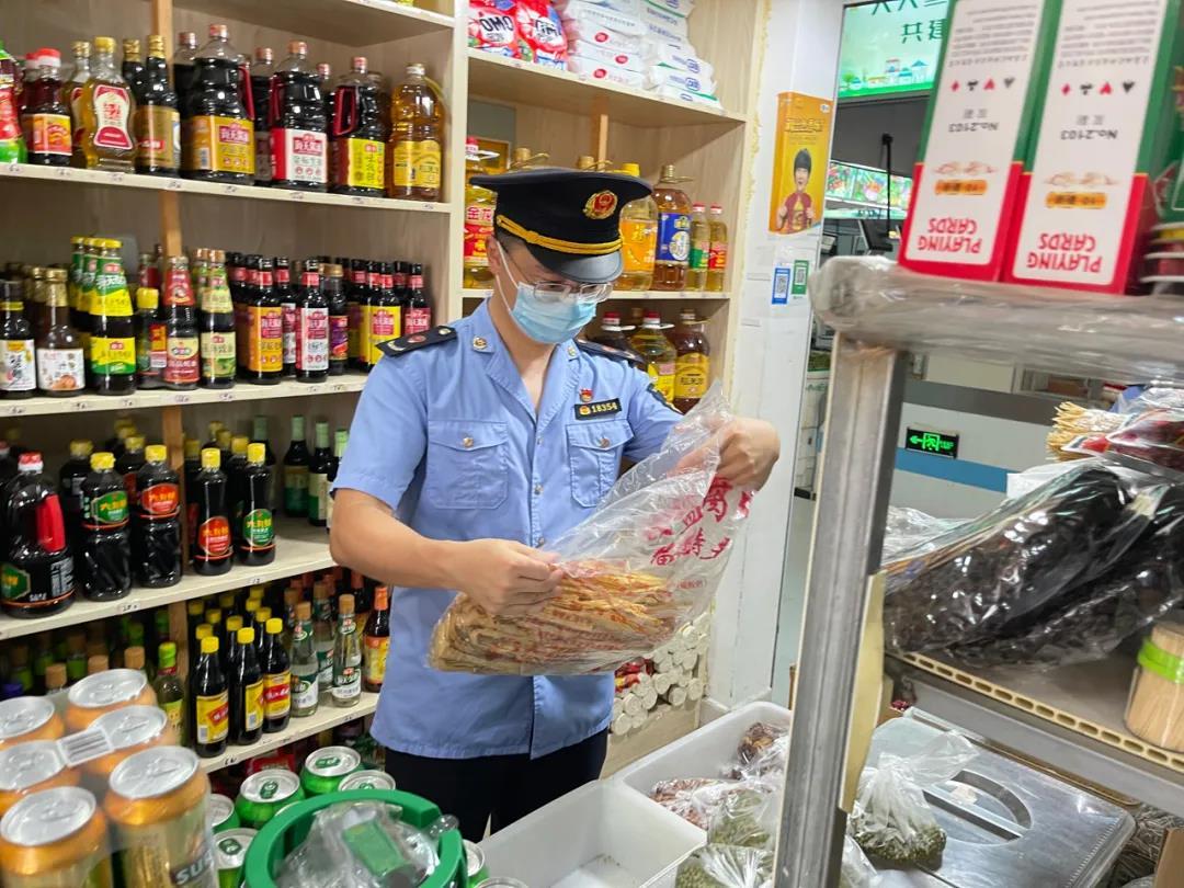 重点查处无证无照食品经营单位，严查“三无食品”等假冒伪劣食品品种。