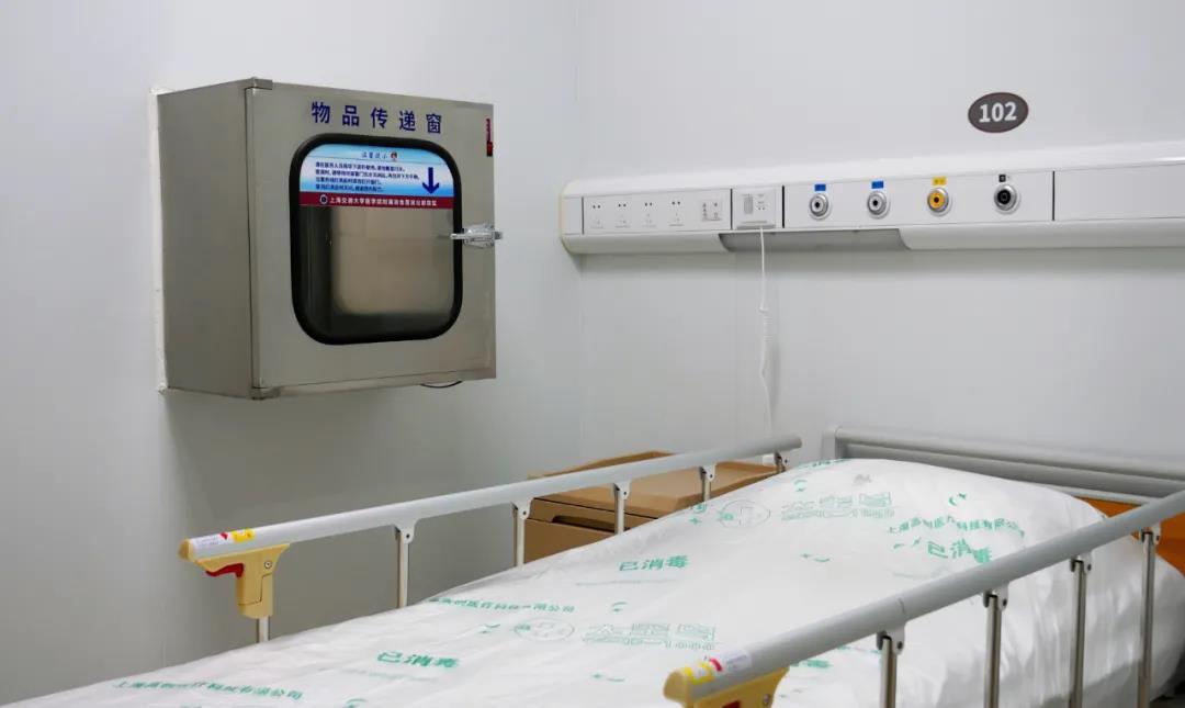 消毒机器人 目前,瑞金医院北部院区发热门诊共有25间单人留观隔离病房