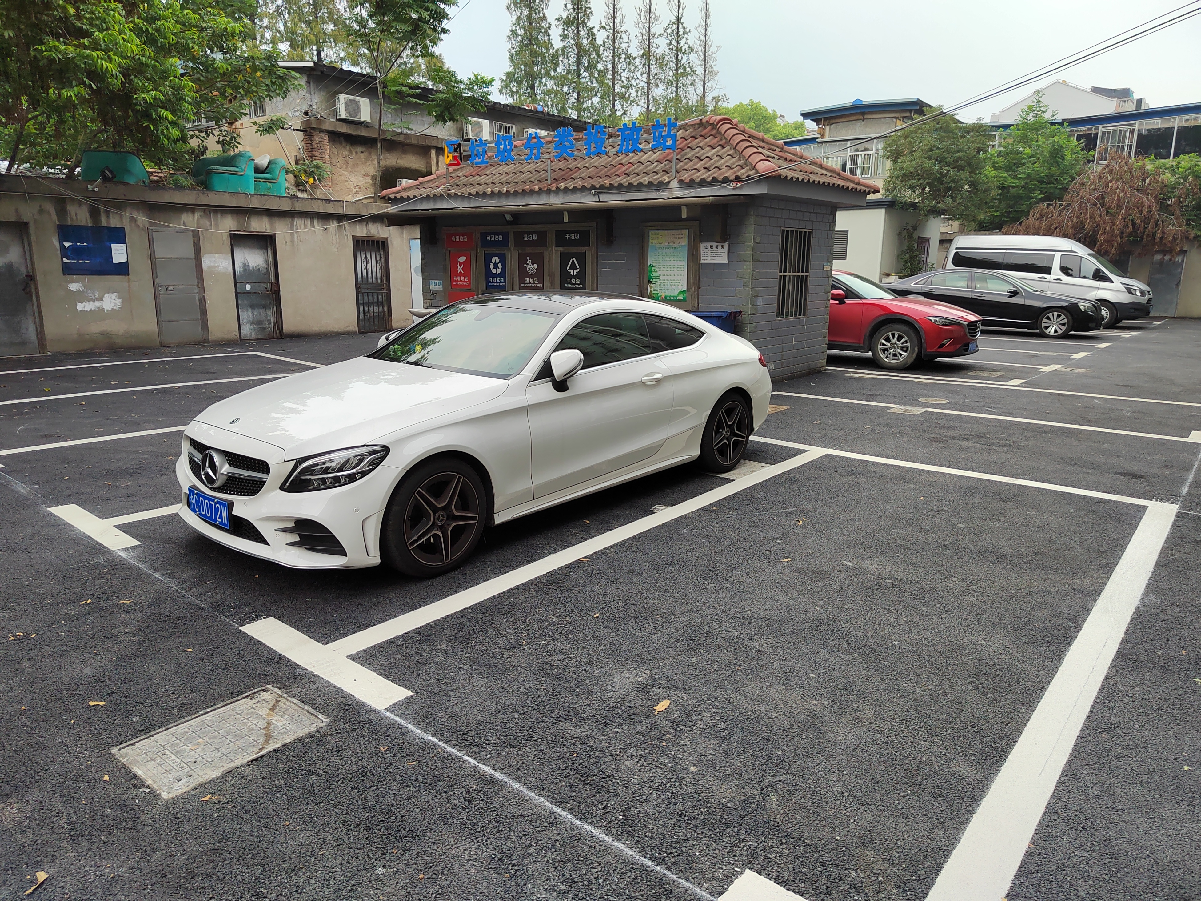 摊铺940平方米沥青路面,划线25个停车位,松江这个老旧小区换新颜_上观