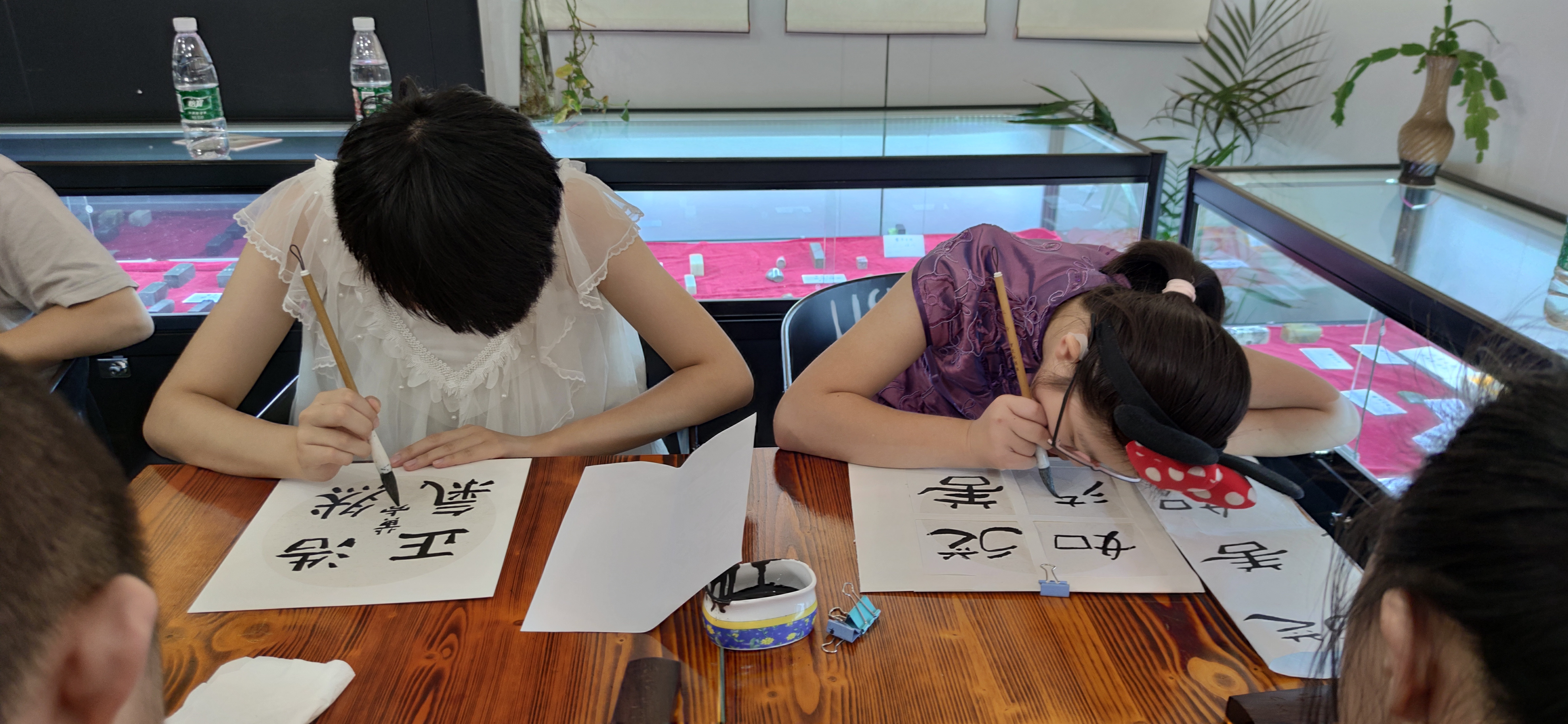 视频知行日新宝芝地特殊儿童书法艺术作品展举行