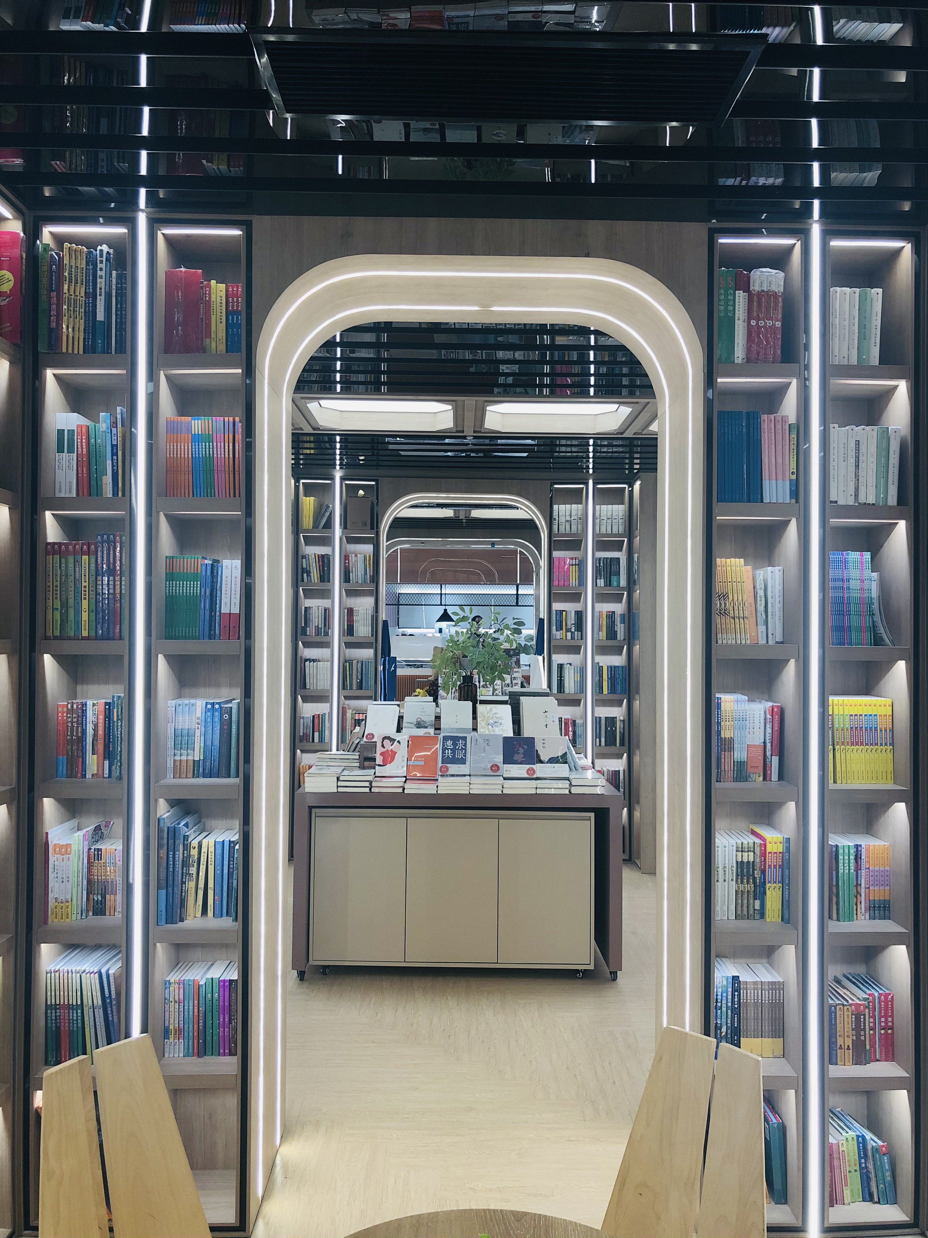 穿越古桥,徜徉书海,"最美书店"钟书阁松江再添新店!