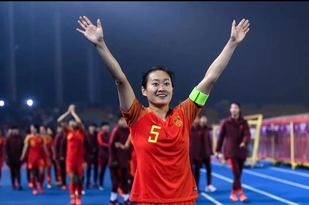 中国女足队长吴海燕图片
