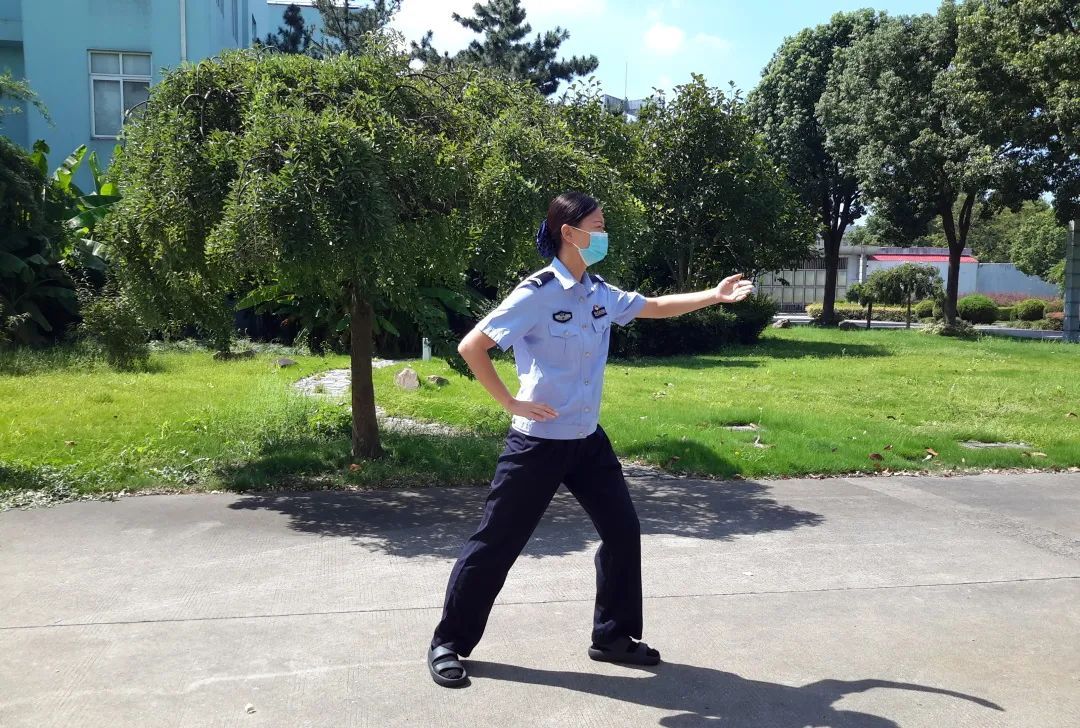 【战疫一线】"新出道"女警封闭执勤初体验