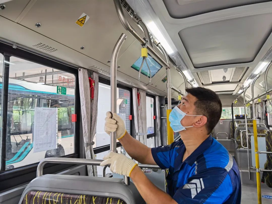 上海733辆"黑金刚"公交车将大变样!车厢内多了这些.
