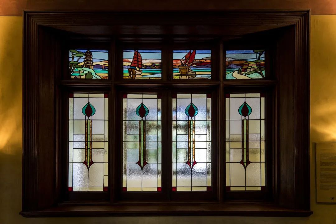 彩绘玻璃窗上的复古和抽象几何图形在整座荣宅中随处可见,然而带有
