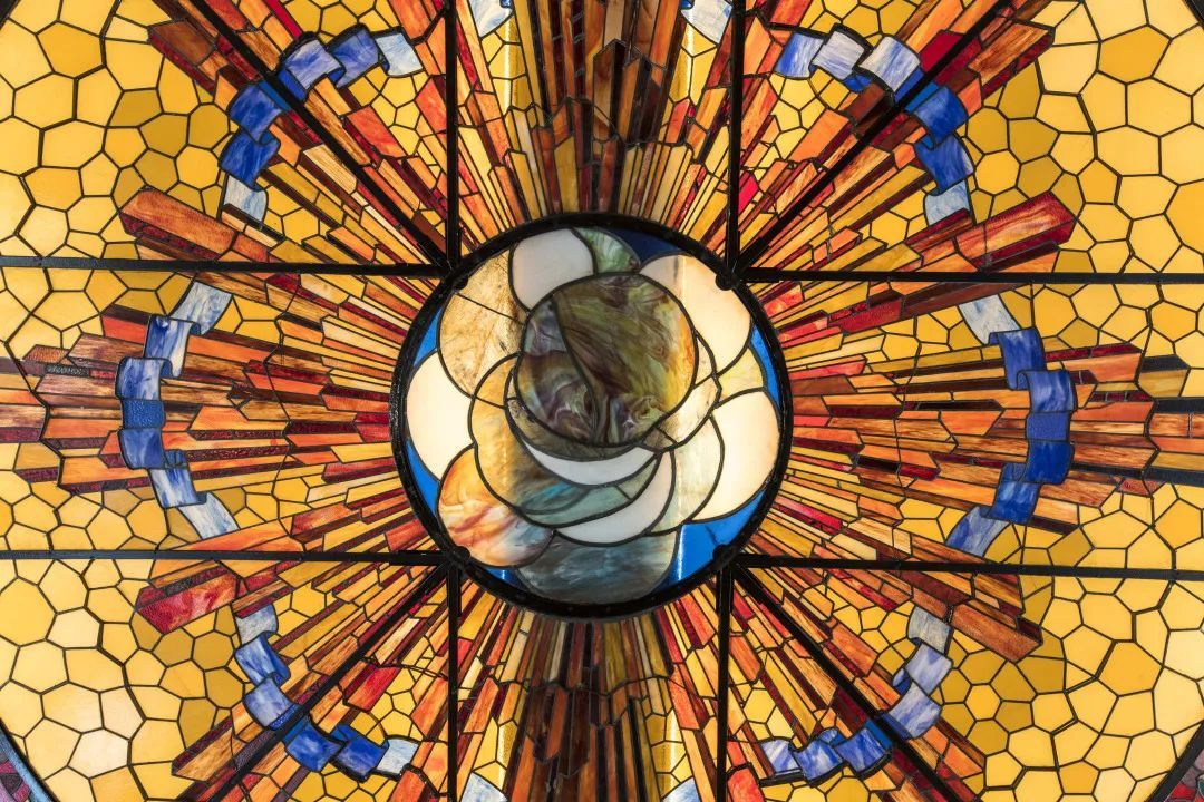 【阅读建筑】这座闹中取静的老建筑,有着绚烂的彩绘玻璃(内附周边游