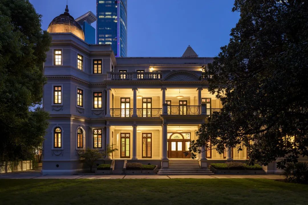 在静安区的陕西北路近南京西路处,有一幢闹中取静的老式花园建筑,它