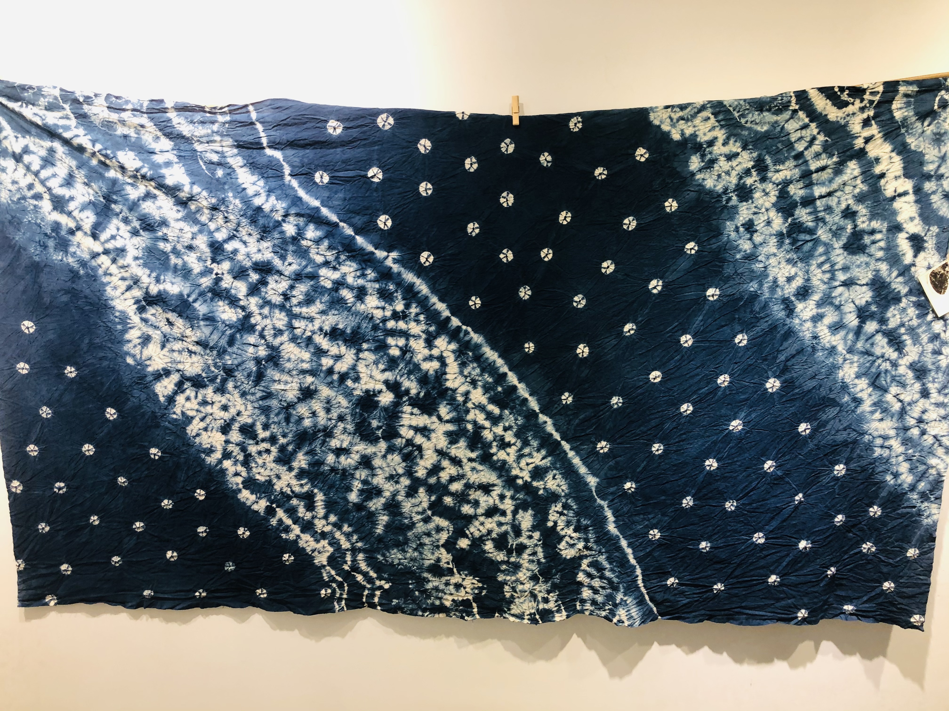 旗袍,丝巾,手帕……松江正在展出的这些扎染作品,也太美了!