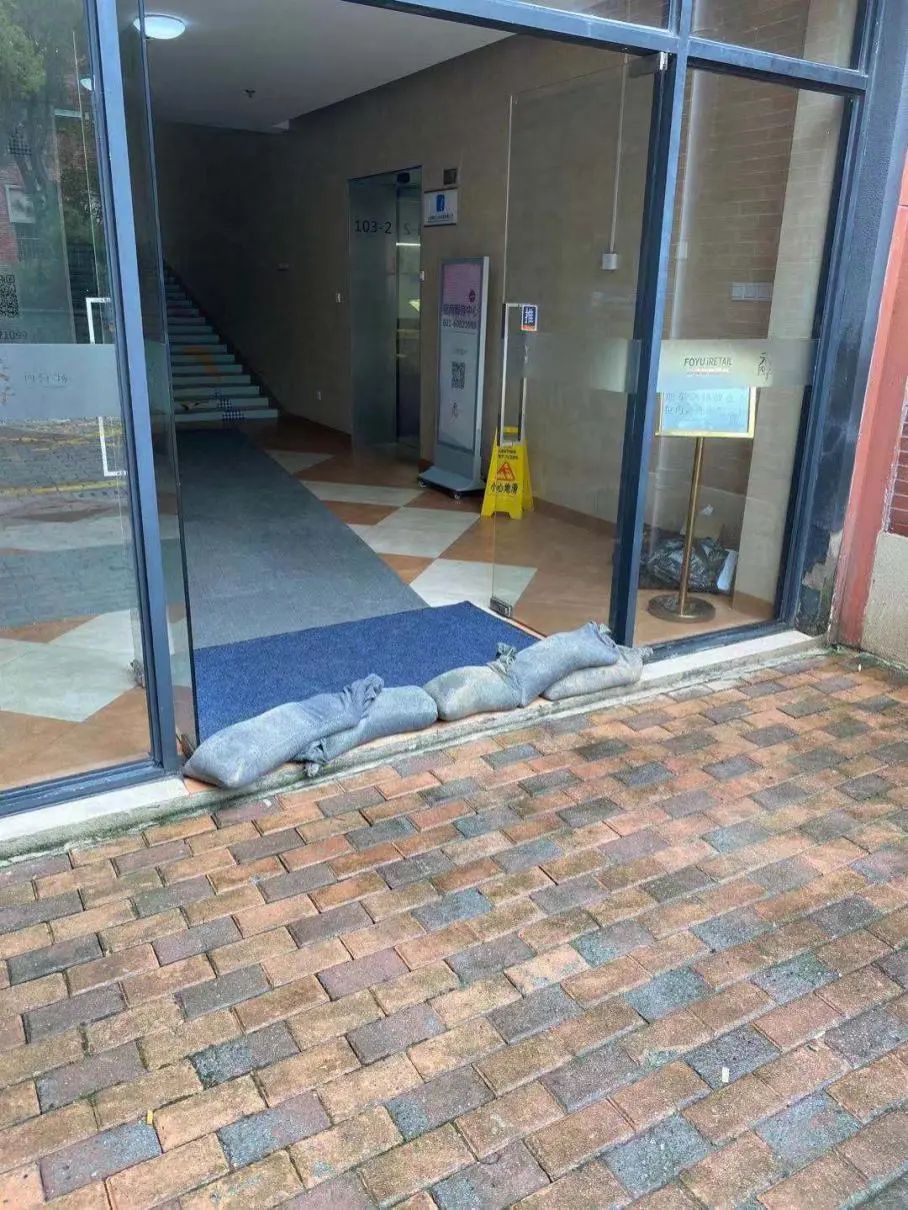 百联又一城及时堆放防汛沙袋,针对漏水点,准备接水容器,安装防水