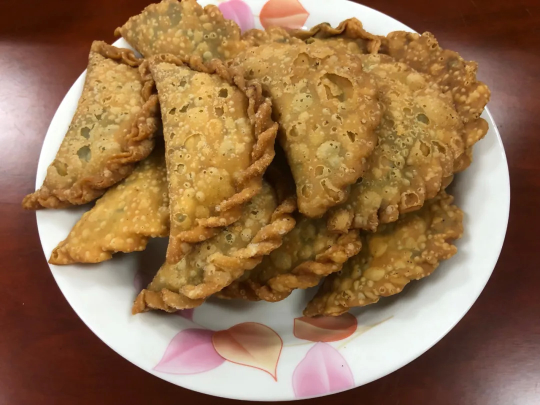 中秋节品尝"眉毛饺" 弯弯的"眉毛饺"像眉毛 甜甜的内馅寓意 一家人团