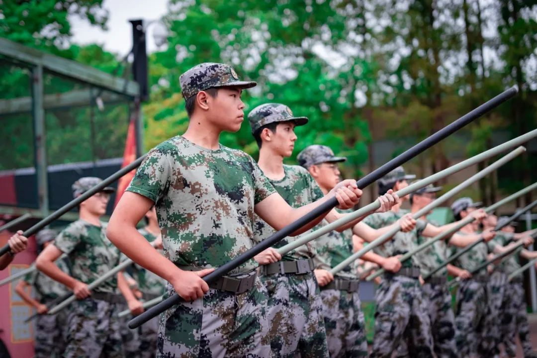 飒!又是一年军训时,高校学子超燃来袭