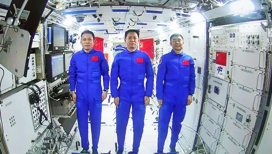 3名航天员离开空间站前敬礼致谢