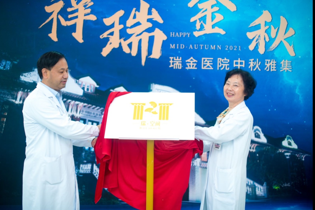 作为诗歌社成员,  血液科糜坚青主任和消化科周洁医师