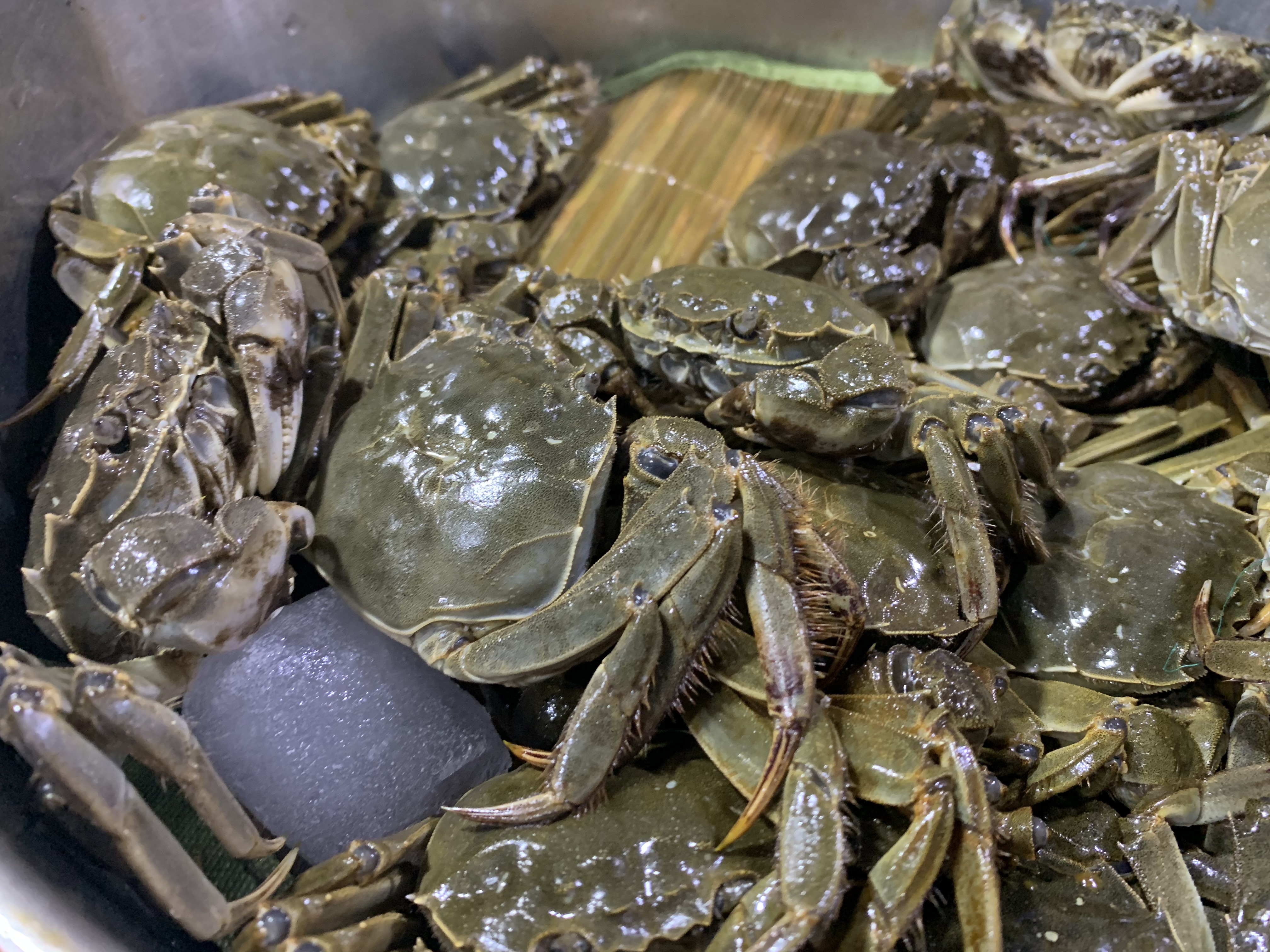 "六月黄"螃蟹根据大小不同,售价分别为10元/斤,12元/斤和20元/斤.