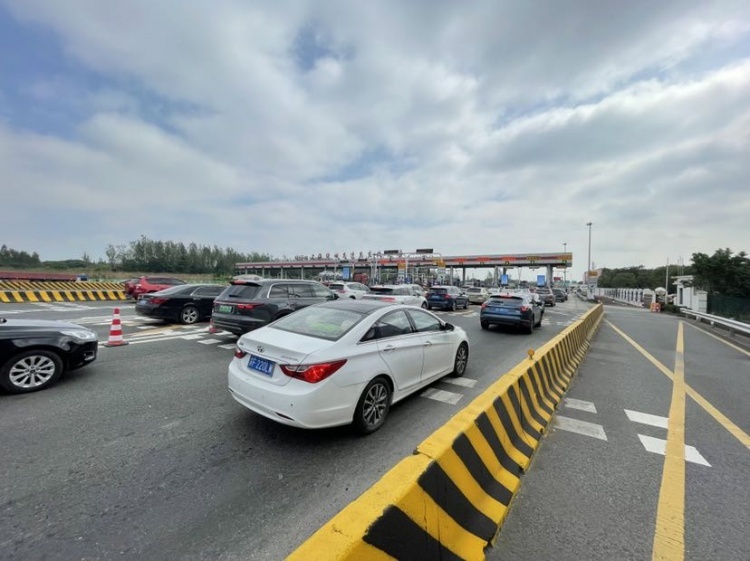 中秋小长假第一天 g1503上海绕城高速高东收费站交通平稳有序