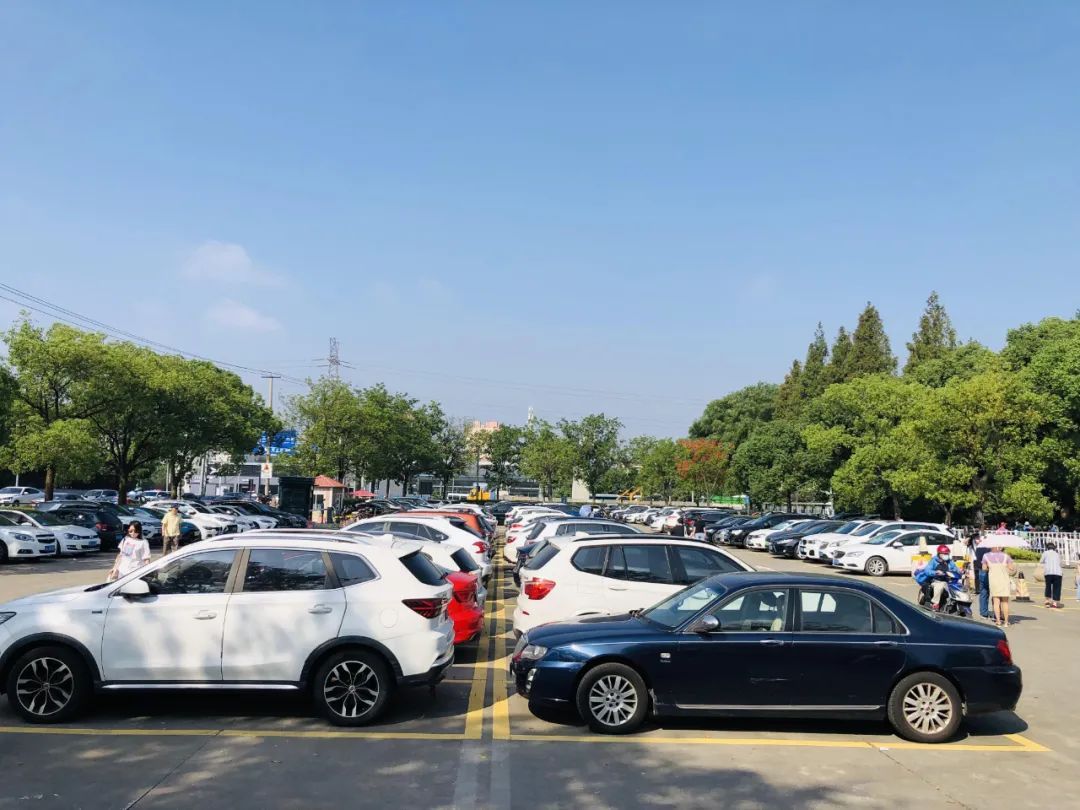 公园南门3个停车场634个停车位,西门1个停车场90个停车场,在太阳才