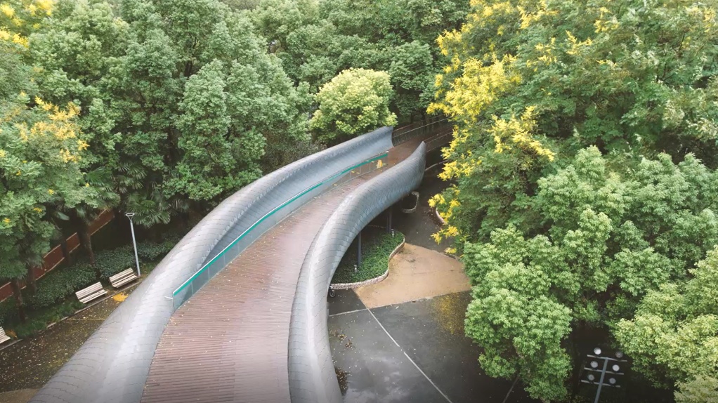 站在苏州河畔这座"空中步廊",沿岸风光令人心旷神怡!