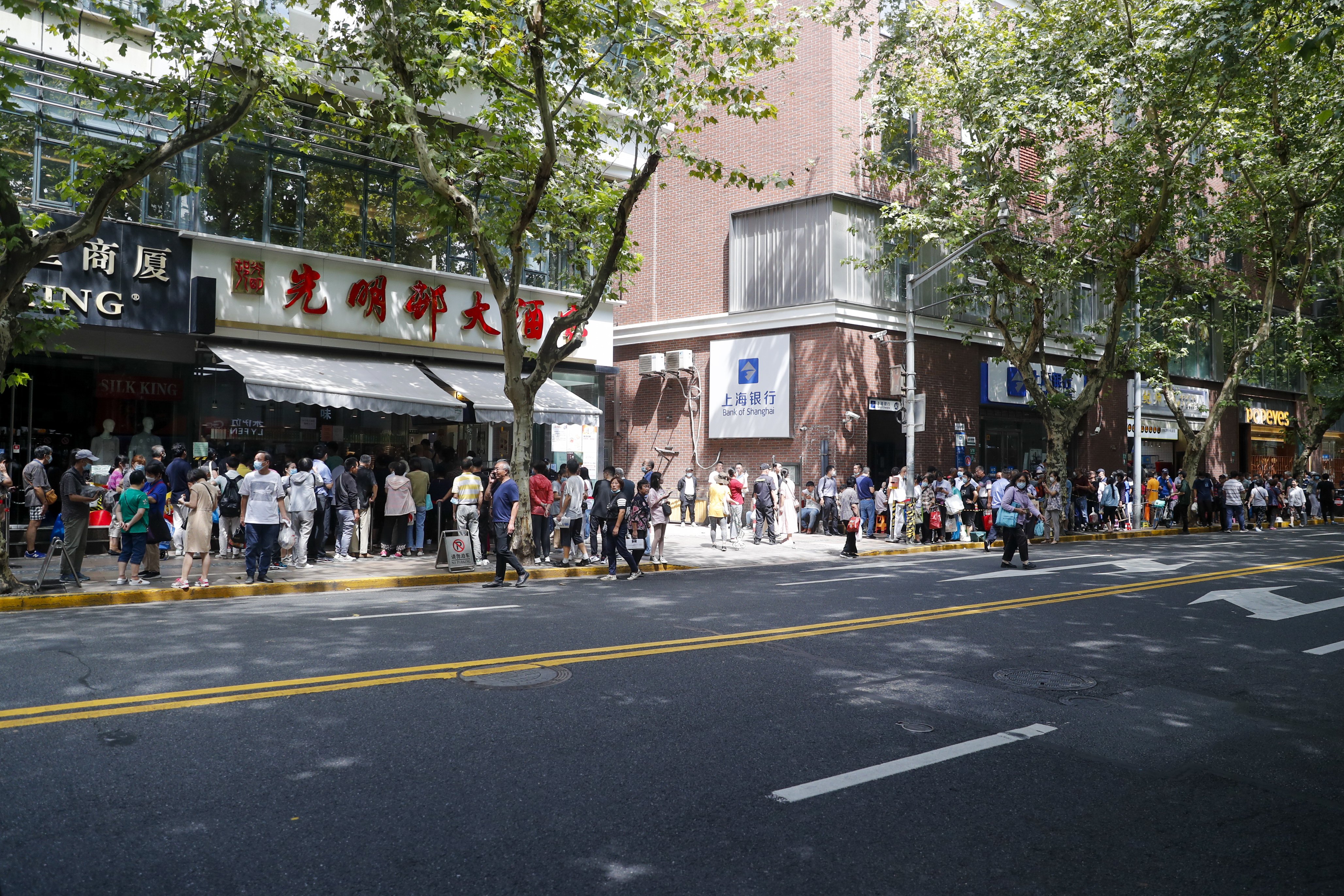 光明邨门口的长队