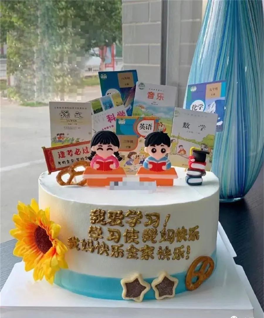 据网友反映,这类蛋糕还很火,而且还分学科.