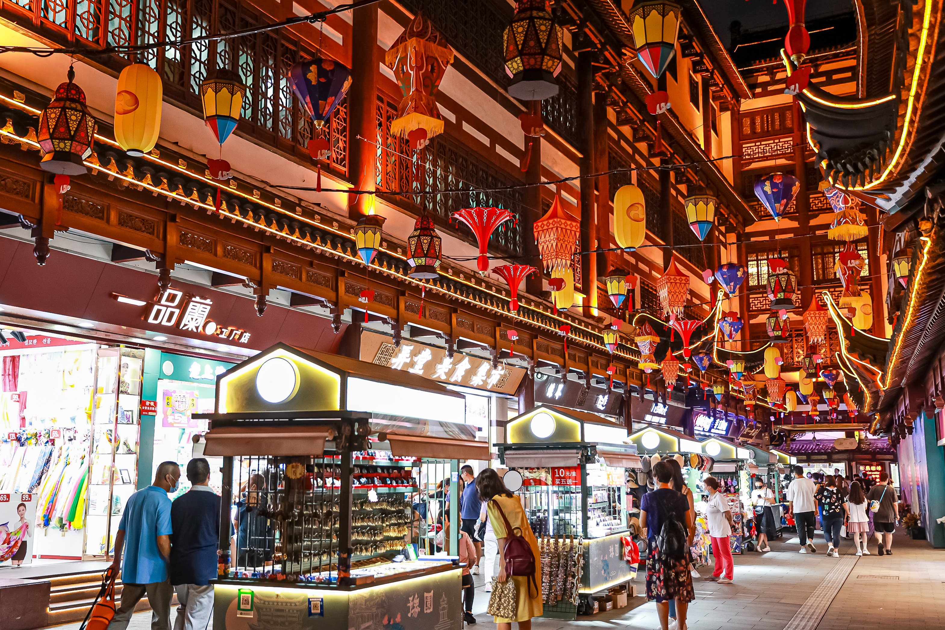 赏灯祈福迎中秋,豫园商城上演合家欢盛宴