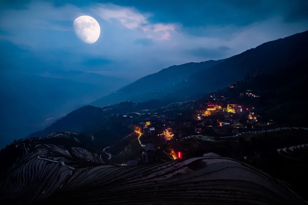 中秋月正圆,千里共婵娟