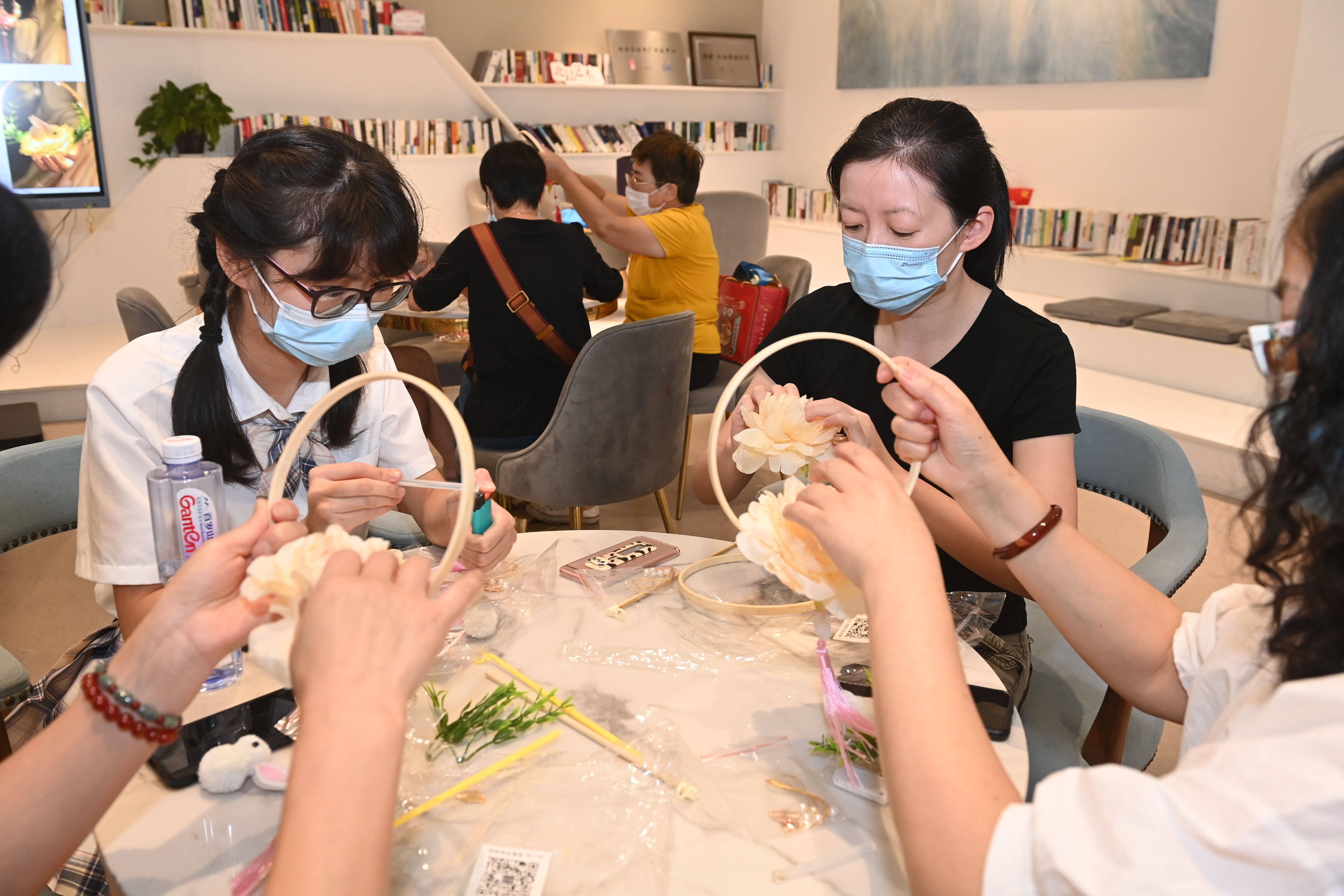 视频| 中秋民俗花样玩,一起来diy兔子花灯!