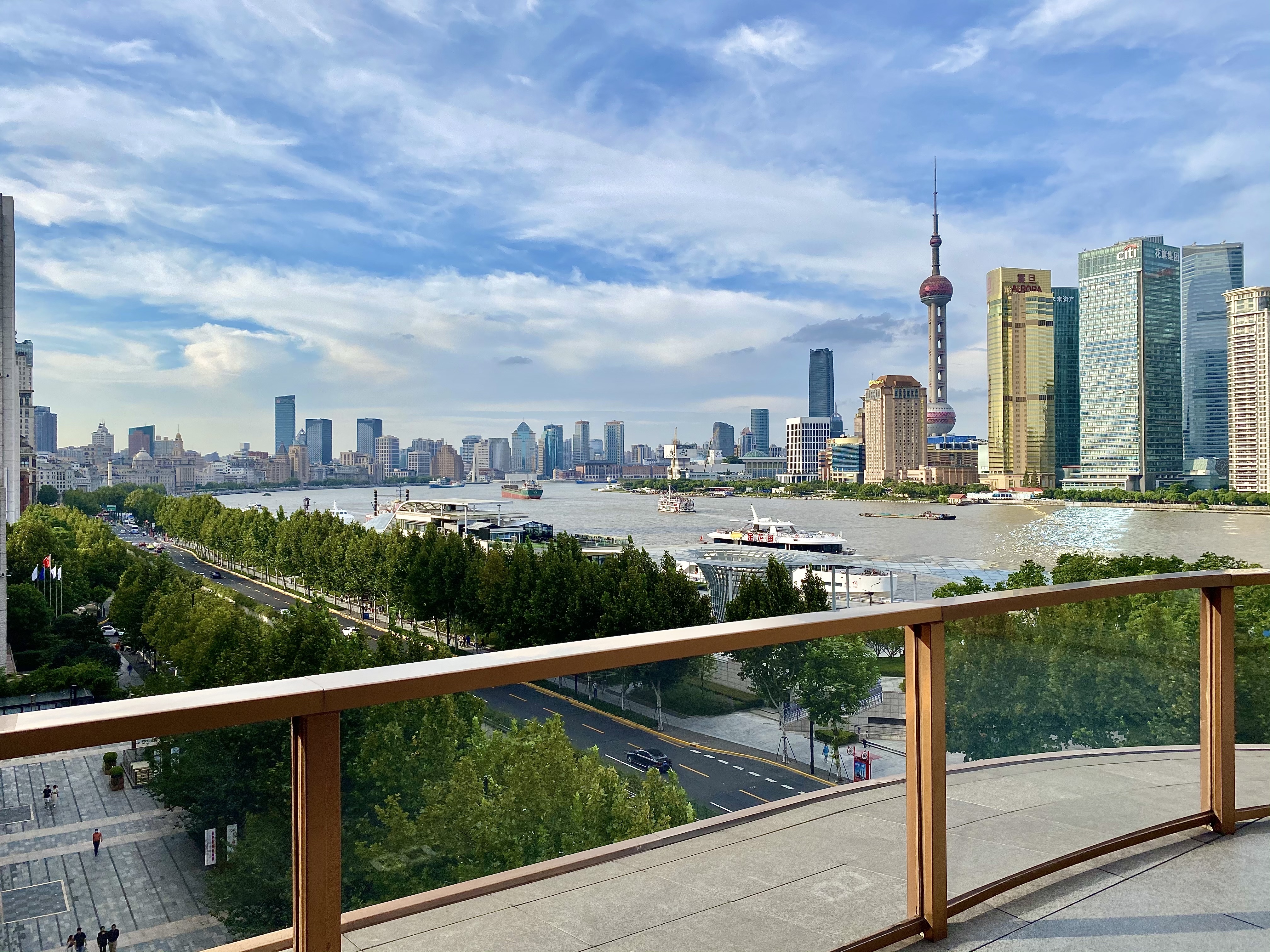 蓝天白云的日子,来"外滩最美露台"看熊猫