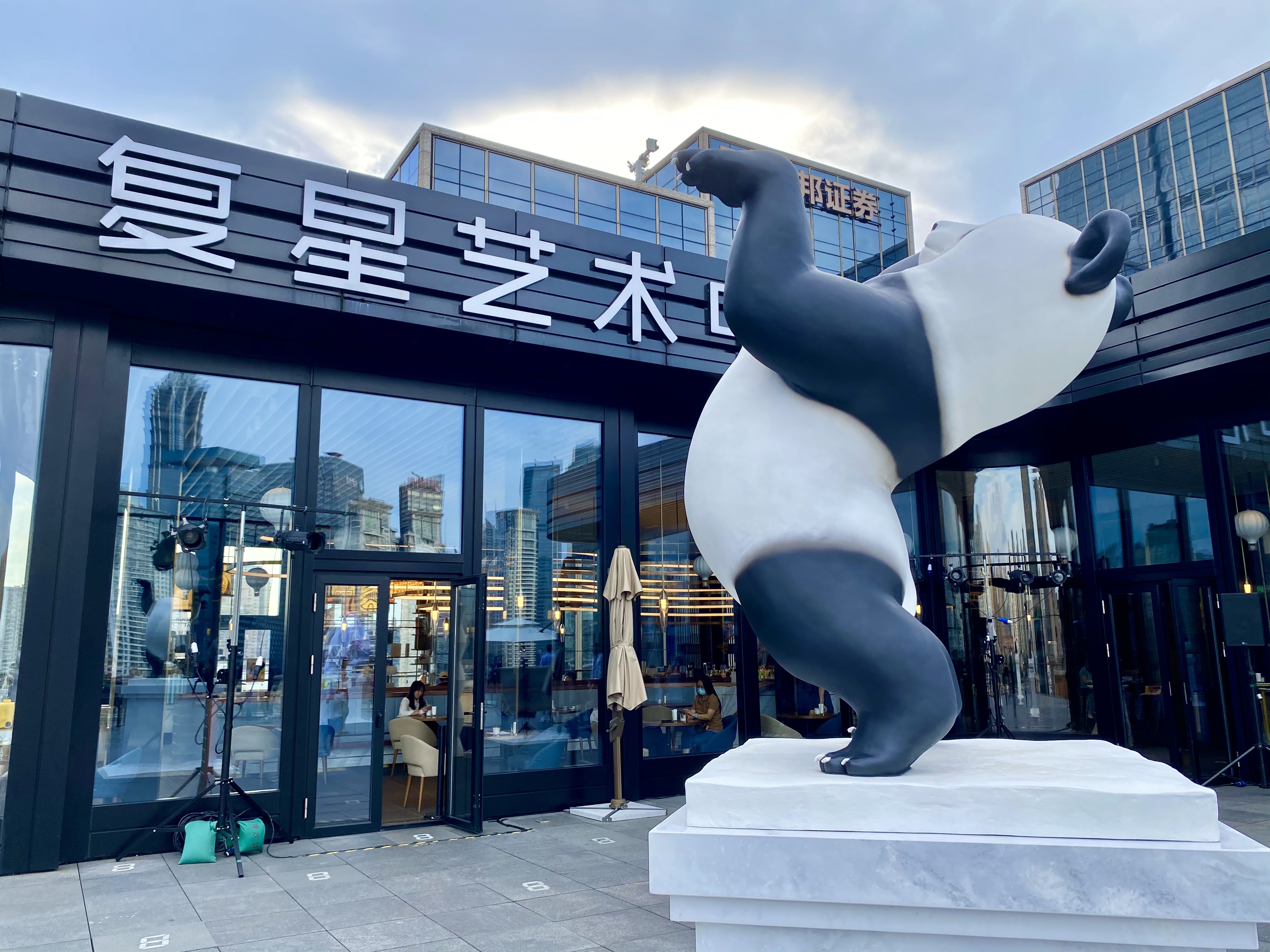 天台艺术季是2021复星艺术中心公共艺术年众多专题活动之一,旨在将