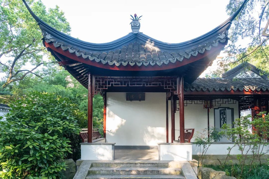 从古猗园北门入园,穿过廊道,即可看到一个亭子,这便是孕清亭,取孕育