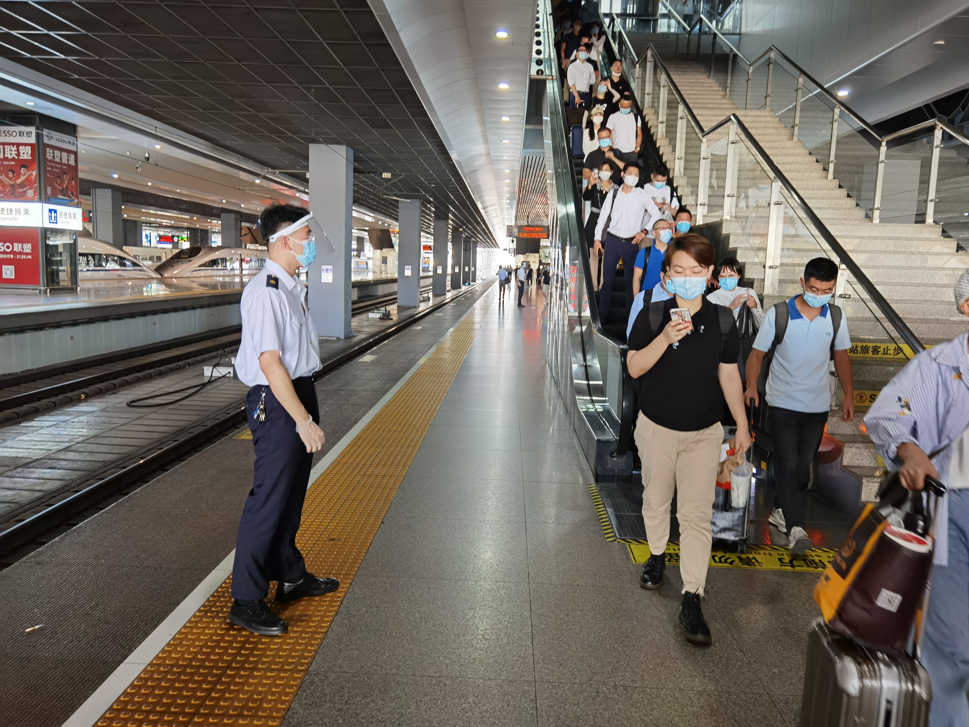 对全部进,出站旅客进行测温,旅客进站乘车要佩戴好口罩,听从车站客运