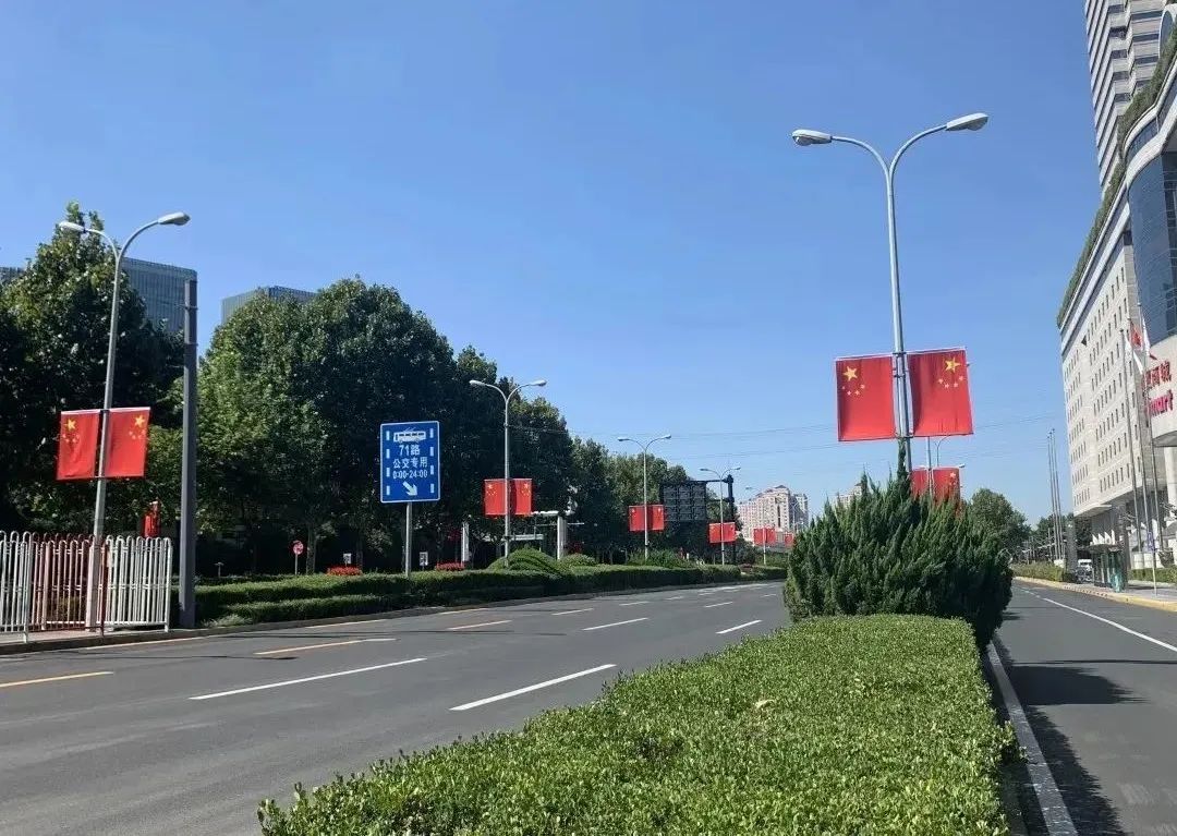 五星红旗迎风飘扬