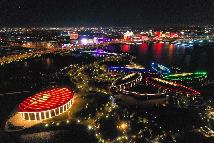 喜迎国庆 | 滴水湖畔灯光璀璨亮起 "最美临湖图书馆"大楼首次点亮
