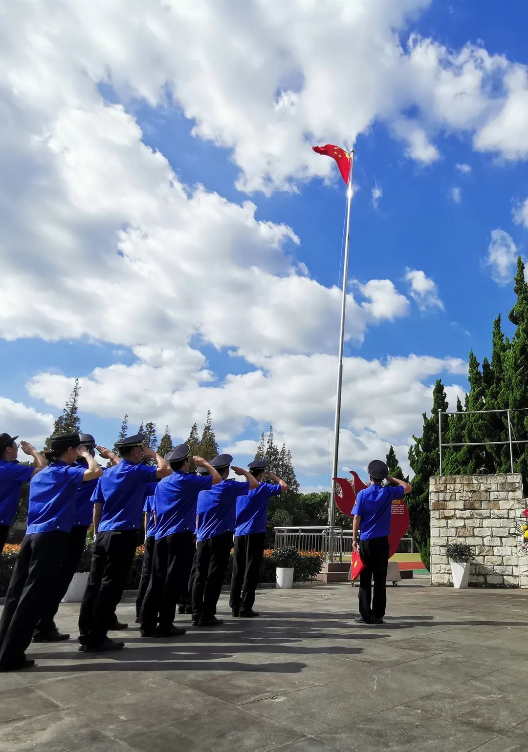 奉贤区城市管理行政执法局向国旗敬礼,表达自己对祖国的热爱和真挚