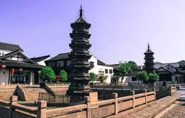 擁有江南四大古典園林之一的古猗園,建於清順治年間的天恩橋,千年古剎