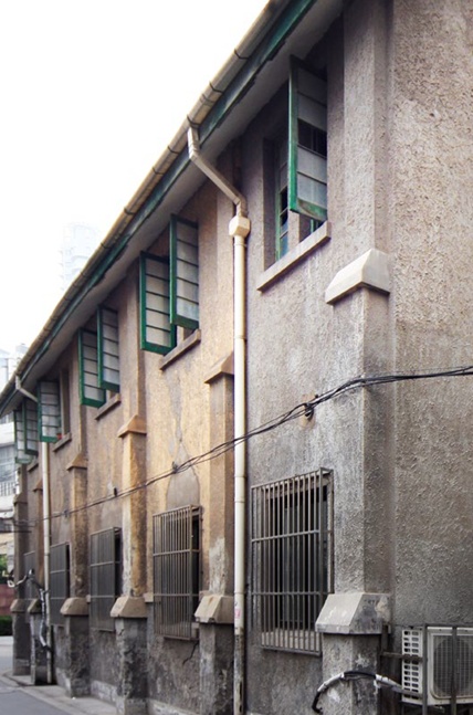 外墙砌扶壁柱,水泥拉毛粉刷.一楼与三楼的窗户呈尖顶形,一楼为布道厅