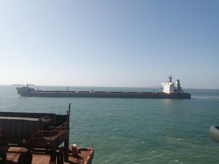 绿华山锚地减载平台今日恢复运营 靠泊今年首艘外轮