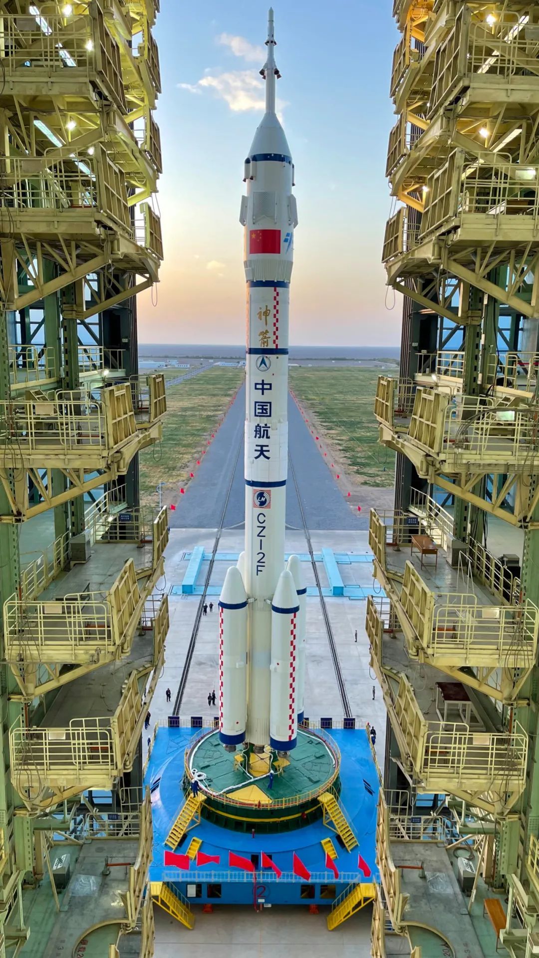 新"太空三人组"将出差6个月,女航天员化妆品已安排!网友开始"补货"了