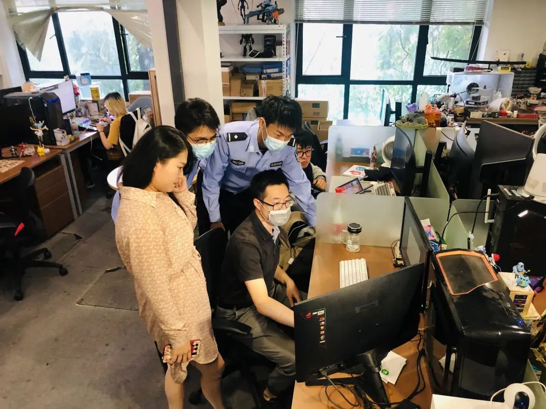 接报后，民警立刻开展调查，通过公司方提供的账户信息及资金流水，民警