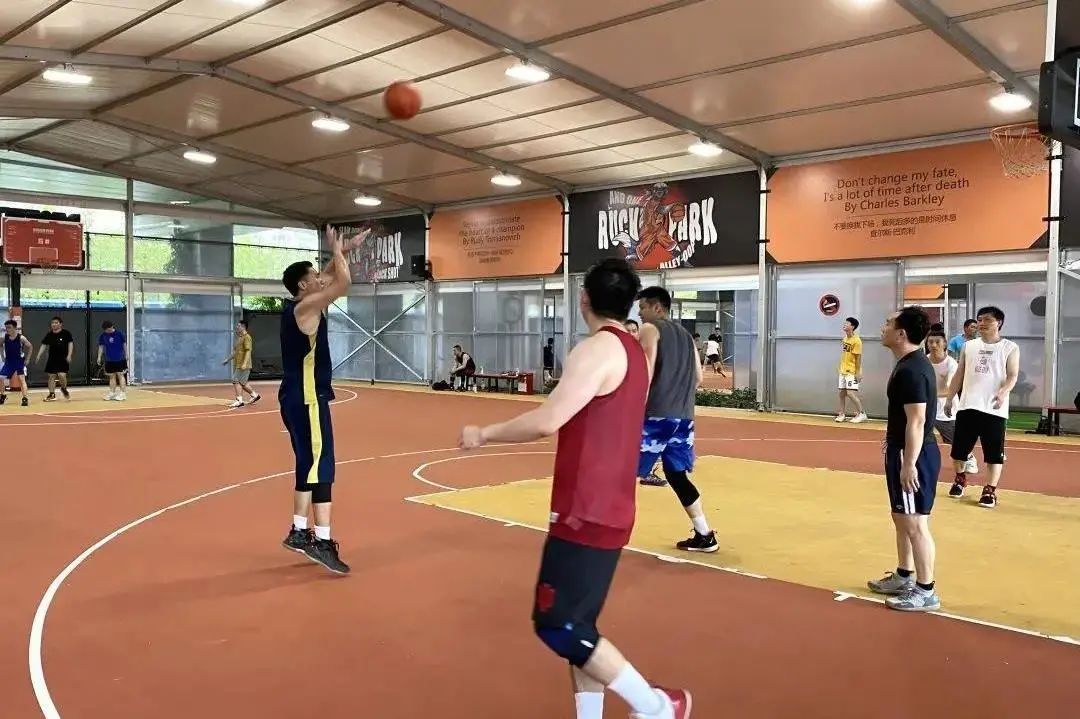 快来打卡 长风高架桥下居然 藏 了个篮球公园 上观新闻